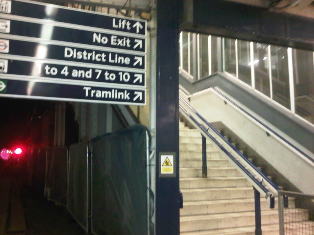 Wimbledon station's confusing sign