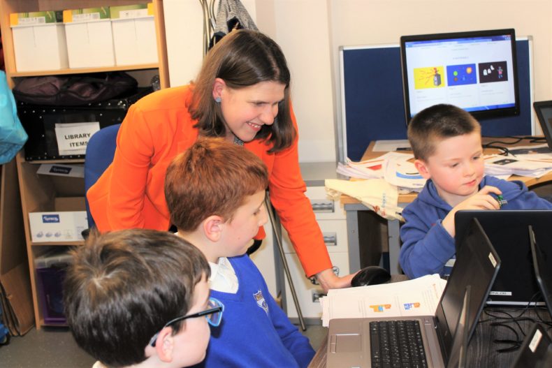 Jo Swinson and children at school with computers - photo courtesy of joswinson org uk
