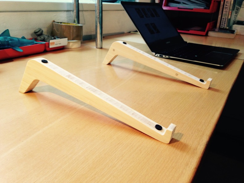 Easel laptop stand